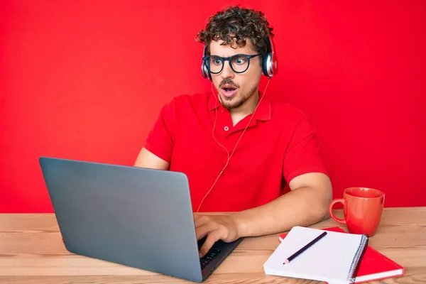 Jeune Homme Caucasien Aux Cheveux Bouclés Travaillant Bureau Buvant Une — Photo