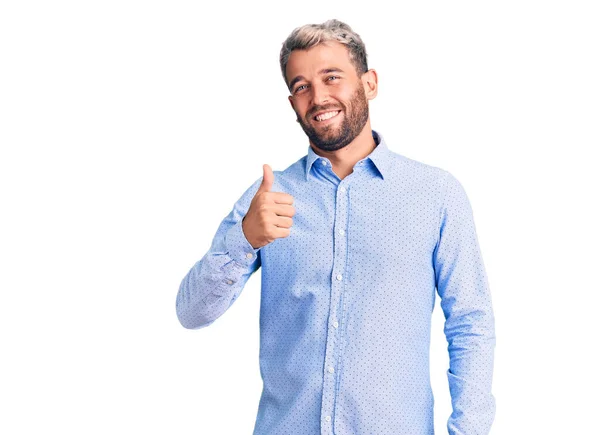Joven Hombre Guapo Rubio Con Camisa Elegante Haciendo Pulgares Felices —  Fotos de Stock