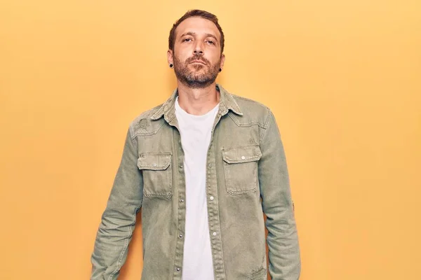 Homem Bonito Jovem Vestindo Roupas Casuais Relaxado Com Expressão Séria — Fotografia de Stock