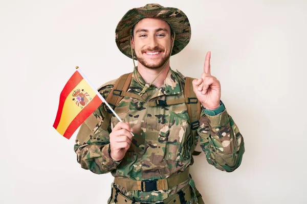 Joven Hombre Caucásico Vistiendo Uniforme Camuflaje Del Ejército Sosteniendo Bandera — Foto de Stock