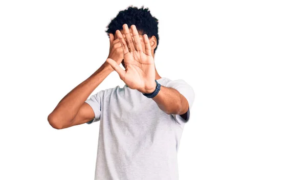 Fiatal Afro Amerikai Férfi Alkalmi Ruhát Visel Kezével Befedi Szemét — Stock Fotó