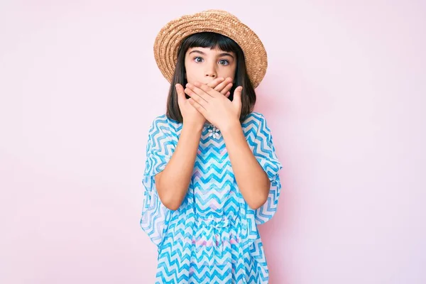 Menina Com Estrondo Usando Vestido Verão Chapéu Chocado Cobrindo Boca — Fotografia de Stock