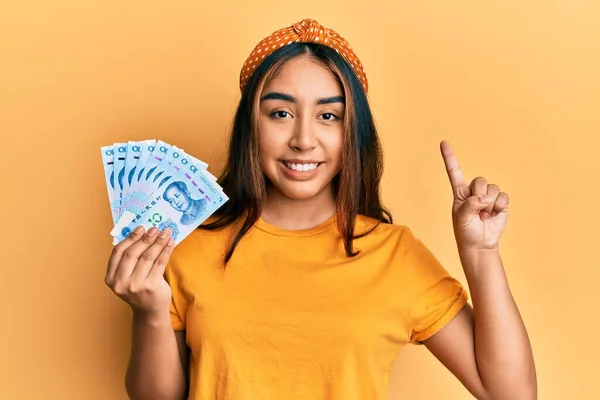 Jonge Latijnse Vrouw Met Yuan Chinese Bankbiljetten Glimlachend Met Een — Stockfoto