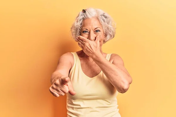 Ältere Grauhaarige Frau Lässiger Kleidung Lacht Einen Zeigt Mit Der — Stockfoto