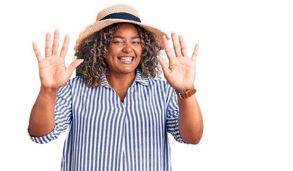 Joven Afroamericano Más Tamaño Mujer Con Sombrero Verano Mostrando Señalando —  Fotos de Stock