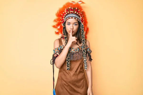 Young Beautiful Latin Girl Wearing Indian Costume Asking Quiet Finger — Stock Photo, Image