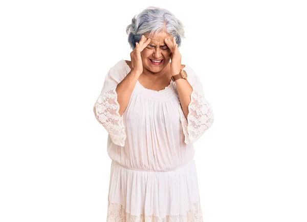 Старшая Женщина Седыми Волосами Богемном Стиле Рукой Голове Головная Боль — стоковое фото