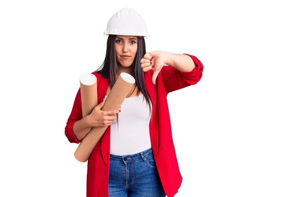 Junge Schöne Brünette Frau Mit Hardhat Hält Architekten Blaupause Mit — Stockfoto