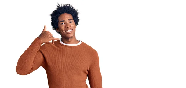 Schöner Afrikanisch Amerikanischer Mann Mit Afro Haaren Lässig Gekleidet Lächelnd — Stockfoto