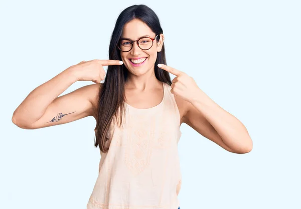 Joven Hermosa Mujer Caucásica Con Ropa Casual Gafas Sonriendo Alegre —  Fotos de Stock