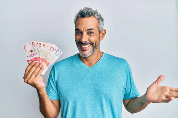 Hombre Pelo Gris Mediana Edad Sosteniendo Pesos Colombianos Celebrando Logro —  Fotos de Stock
