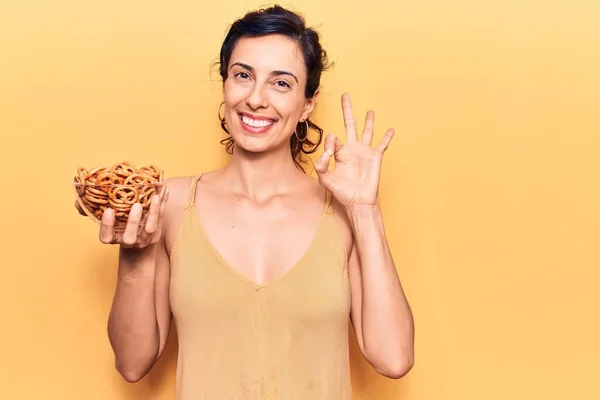 Jonge Mooie Spaanse Vrouw Met Pretzels Doen Teken Met Vingers — Stockfoto