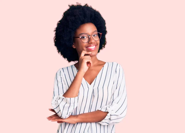 Молодая Африканская Американка Повседневной Одежде Очках Уверенно Смотрящая Камеру Скрещенными — стоковое фото