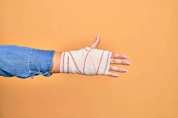 Ranna Ręka Młodej Białej Kobiety Przykrywa Się Bandażem Robiąc Numer — Zdjęcie stockowe
