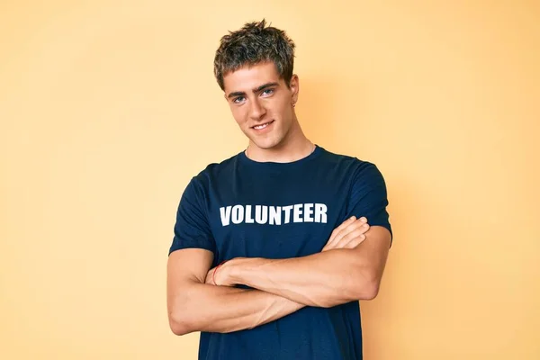 Jovem Bonitão Vestindo Camiseta Voluntária Rosto Feliz Sorrindo Com Braços — Fotografia de Stock