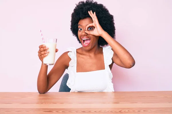 Jong Afrikaans Amerikaans Vrouw Houden Glas Melk Glimlachen Gelukkig Doen — Stockfoto