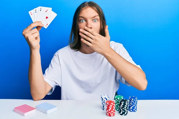 Uzun Saçlı Poker Oynayan Ağzı Elle Kapalı Şok Olmuş Hata — Stok fotoğraf