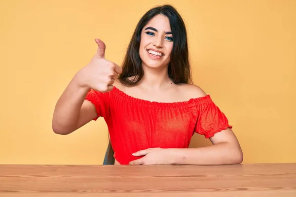 Brünettes Teenager Mädchen Lässiger Kleidung Sitzt Auf Dem Tisch Und — Stockfoto