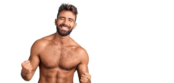 수영복을 스페인 남자는 성공을 셔츠를 승리를 축하하는 미소를 짓는다 — 스톡 사진