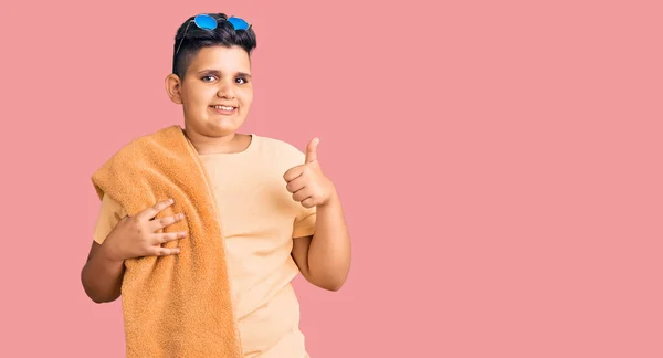 Little Boy Kid Wearing Swimsuit Towel Going Beach Smiling Happy — Stock Photo, Image