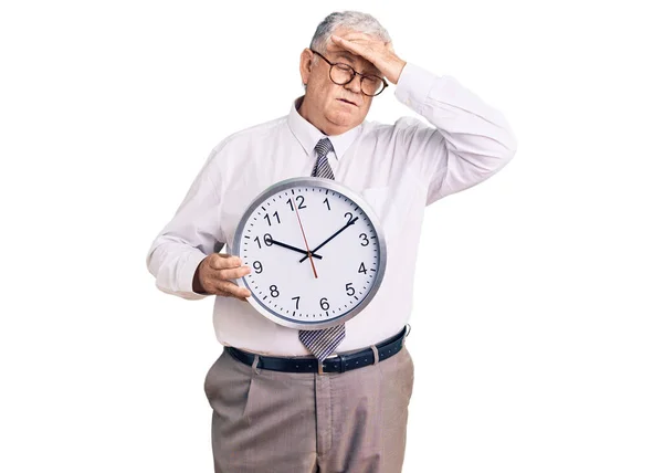 Senior Grauhaarige Mann Business Kleidung Und Hält Uhr Gestresst Und — Stockfoto