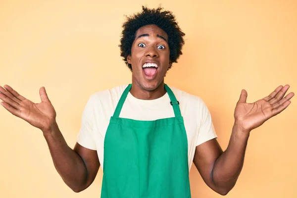 Hombre Afroamericano Guapo Con Pelo Afro Usando Delantal Camarero Celebrando — Foto de Stock