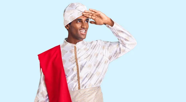 Geleneksel Sherwani Sari Elbiseleri Giyen Afrikalı Yakışıklı Bir Adam Çok — Stok fotoğraf
