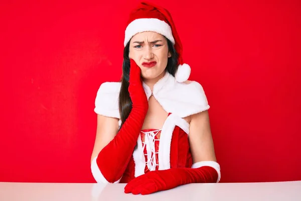 Giovane Donna Caucasica Indossa Costume Babbo Natale Toccare Bocca Con — Foto Stock