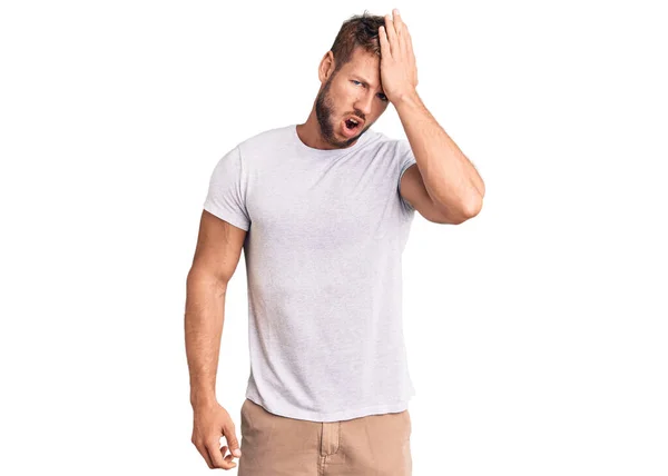Joven Hombre Caucásico Con Camiseta Blanca Casual Sorprendido Con Mano — Foto de Stock