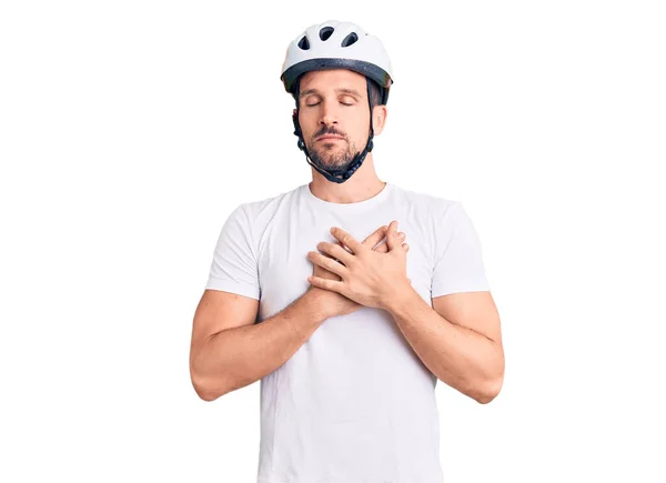 Joven Hombre Guapo Con Casco Bicicleta Sonriendo Con Las Manos —  Fotos de Stock