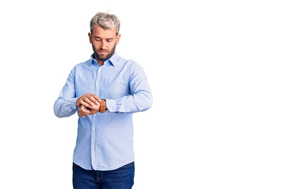 Joven Hombre Guapo Rubio Con Camisa Elegante Comprobar Hora Reloj —  Fotos de Stock