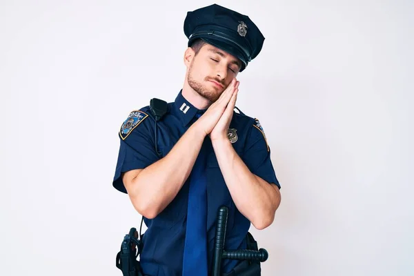 Jonge Blanke Man Draagt Politie Uniform Slapend Moe Dromen Poseren — Stockfoto