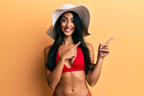 Vacker Latinamerikansk Kvinna Bikini Och Sommarmössa Som Ler Och Tittar — Stockfoto