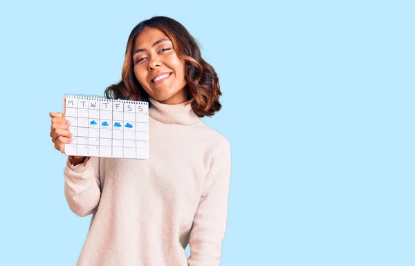 Jonge Mooie Gemengde Ras Vrouw Met Reiskalender Kijken Positief Gelukkig — Stockfoto