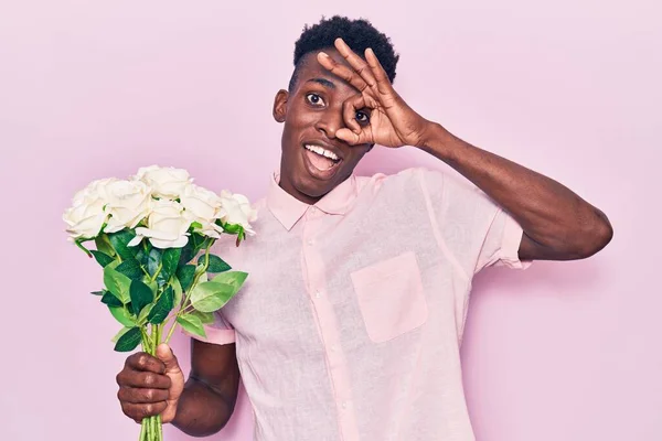 Jovem Afro Americano Segurando Flores Sorrindo Feliz Fazendo Sinal Com — Fotografia de Stock