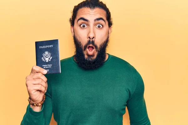 Mladý Arabský Muž Držící Pas Spojených Států Vyděšený Ohromený Otevřenými — Stock fotografie