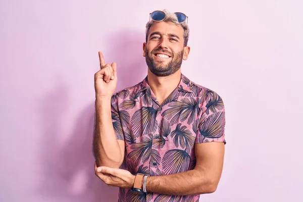 Bonito Loiro Férias Vestindo Camisa Casual Óculos Sol Sobre Fundo — Fotografia de Stock