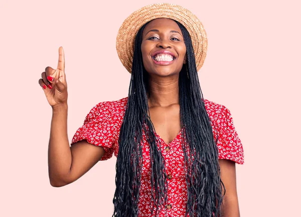 Genç Afro Amerikalı Kadın Yaz Şapkası Takıyor Bir Numarayı Gösterip — Stok fotoğraf