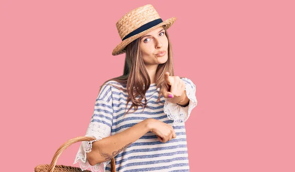 Hermosa Mujer Caucásica Con Sombrero Verano Celebración Picnic Cesta Mimbre —  Fotos de Stock