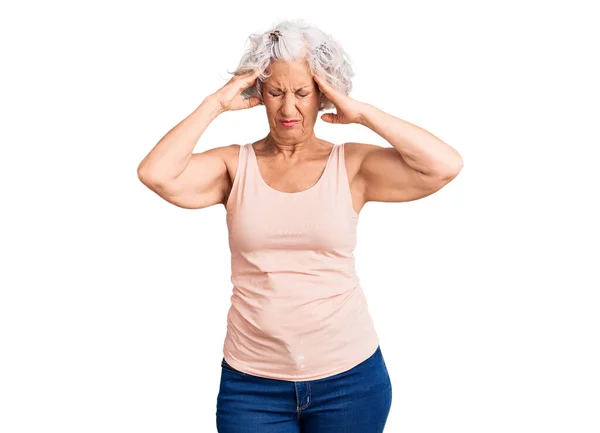 由于疼痛和偏头痛 头发灰白的老年妇女穿着休闲服 压力重重 手放在头上 — 图库照片