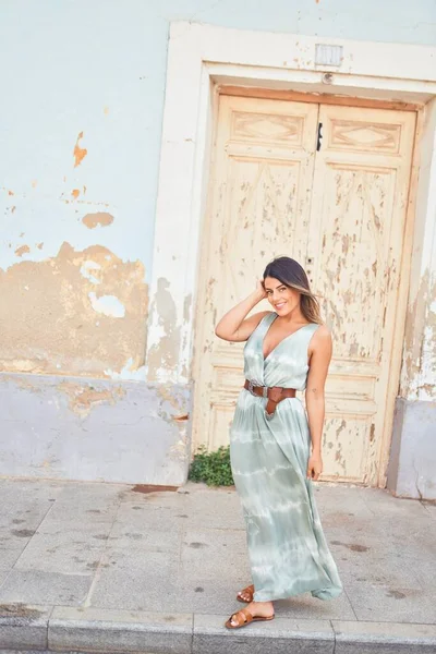Schöne Junge Frau Modischen Klamotten Geht Die Straße Hinunter — Stockfoto