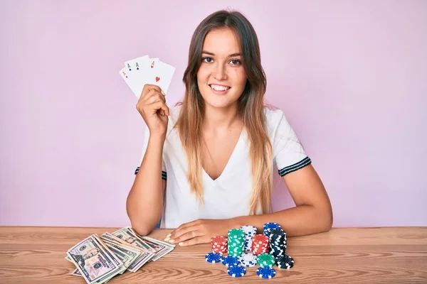 Mooie Blanke Vrouw Spelen Poker Holding Cards Kijken Positief Gelukkig — Stockfoto