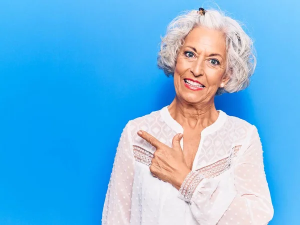 Yaşlı Gri Saçlı Günlük Kıyafetler Giyen Neşeli Gülümseyen Parmak Uçlarında — Stok fotoğraf
