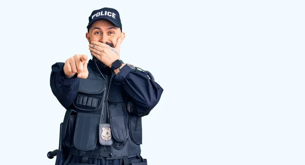Молодий Красивий Чоловік Поліцейській Формі Сміється Над Вами Вказуючи Пальцем — стокове фото
