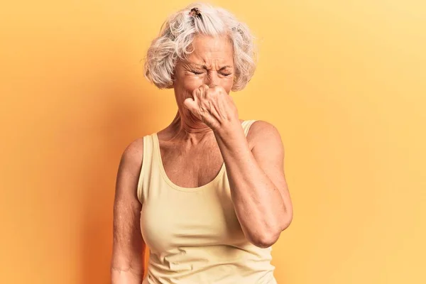 Ältere Grauhaarige Frau Lässiger Kleidung Die Etwas Stinkendes Und Ekelhaften — Stockfoto