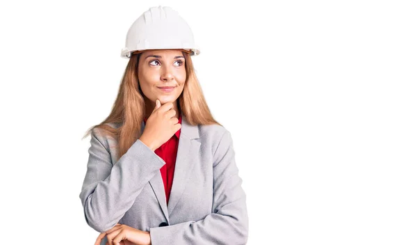 Mooie Jonge Vrouw Met Een Architectonische Hoed Kin Denkend Aan — Stockfoto