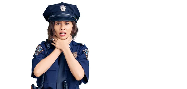 Joven Chica Hermosa Con Uniforme Policía Gritando Sofocar Porque Estrangulamiento —  Fotos de Stock