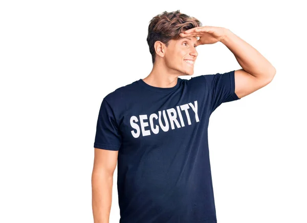 Homem Bonito Jovem Vestindo Camisa Segurança Muito Feliz Sorrindo Olhando — Fotografia de Stock