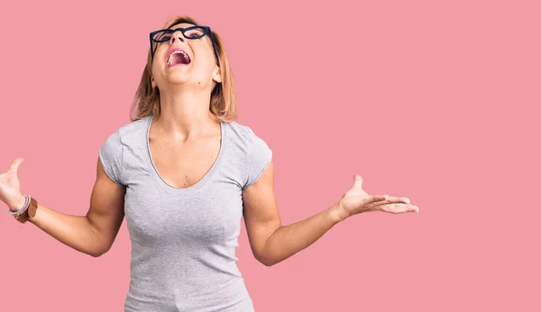 Mulher Loira Jovem Vestindo Roupas Casuais Loucos Loucos Gritando Gritando — Fotografia de Stock