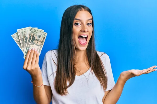 Ung Latinamerikansk Kvinna Som Håller Dollar Firar Prestation Med Glada — Stockfoto